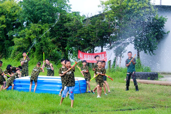 渝中夏令營玩水戰活動